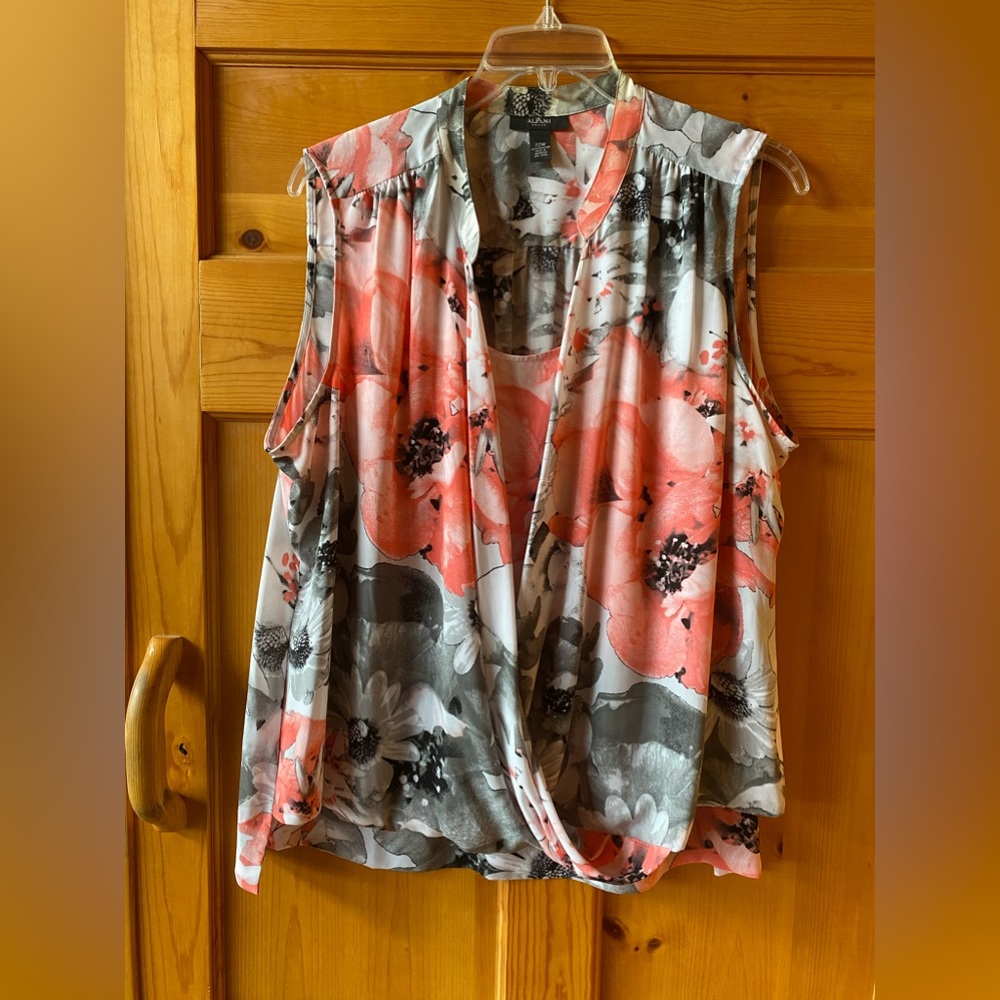 Alfani sleeveless top/twist bottom front. Lovely! Size 22. Easy care polyester!
